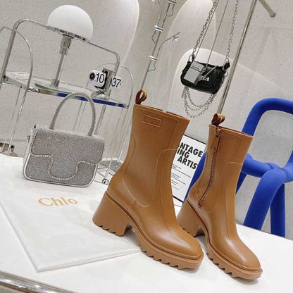 Botas de chuva curtas com letras e salto alto antiderrapante