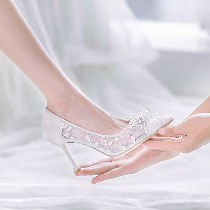 Vestido de novia de mujer con tacones altos blancos y cristales