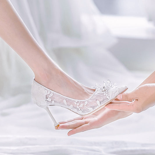 Vestido de novia de mujer con tacones altos blancos y cristales