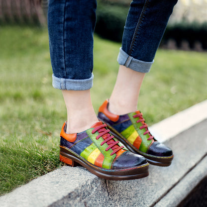 Sapatos femininos de couro com costura colorida e friccionada à mão