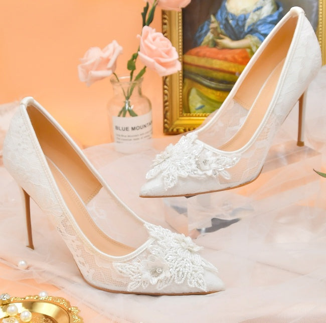 Sapatos de casamento de noiva com flores de renda branca