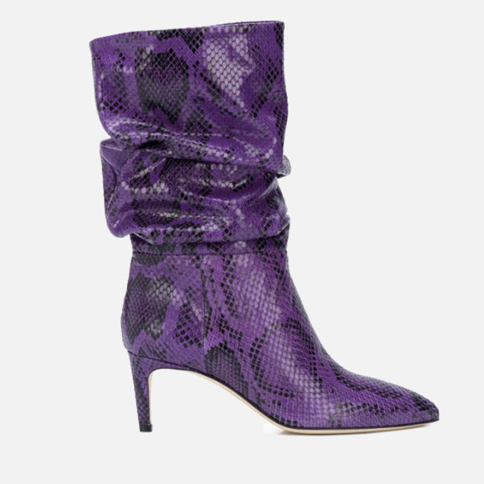 Botas de media caña plisadas con estampado de serpiente y tacón alto de aguja con punta puntiaguda en color morado y plateado para mujer