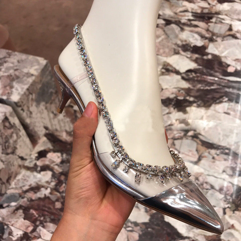 Hermosos zapatos de moda con cadena de diamantes