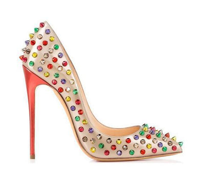 Tacones altos con remaches de colores