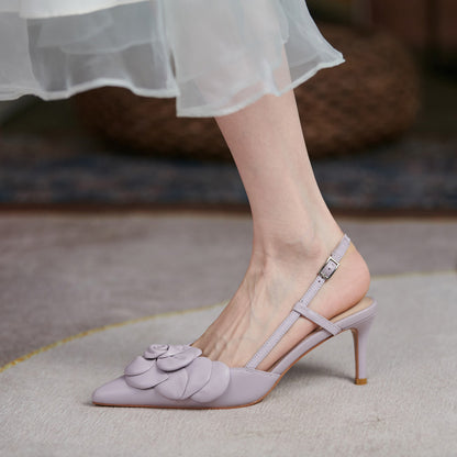 Sandalias elegantes de piel con hebilla de una sola línea y flores en punta