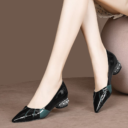 Zapatos sencillos de piel con diamantes de imitación y punta puntiaguda