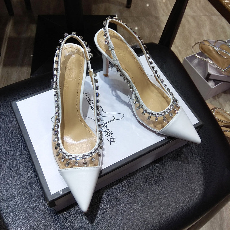 Hermosos zapatos de moda con cadena de diamantes