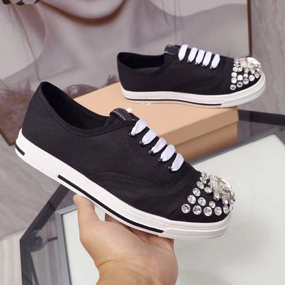 Zapatillas de deporte blancas de caña baja con diamantes de imitación y estilo casual