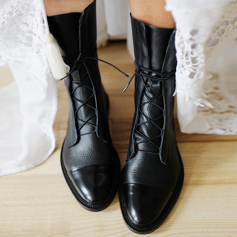 Botas de locomotora de tubo medio con cordones y tacón bajo en color negro