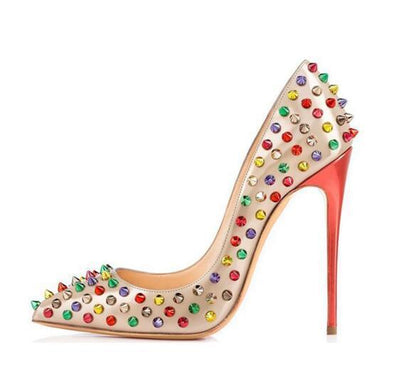 Tacones altos con remaches de colores