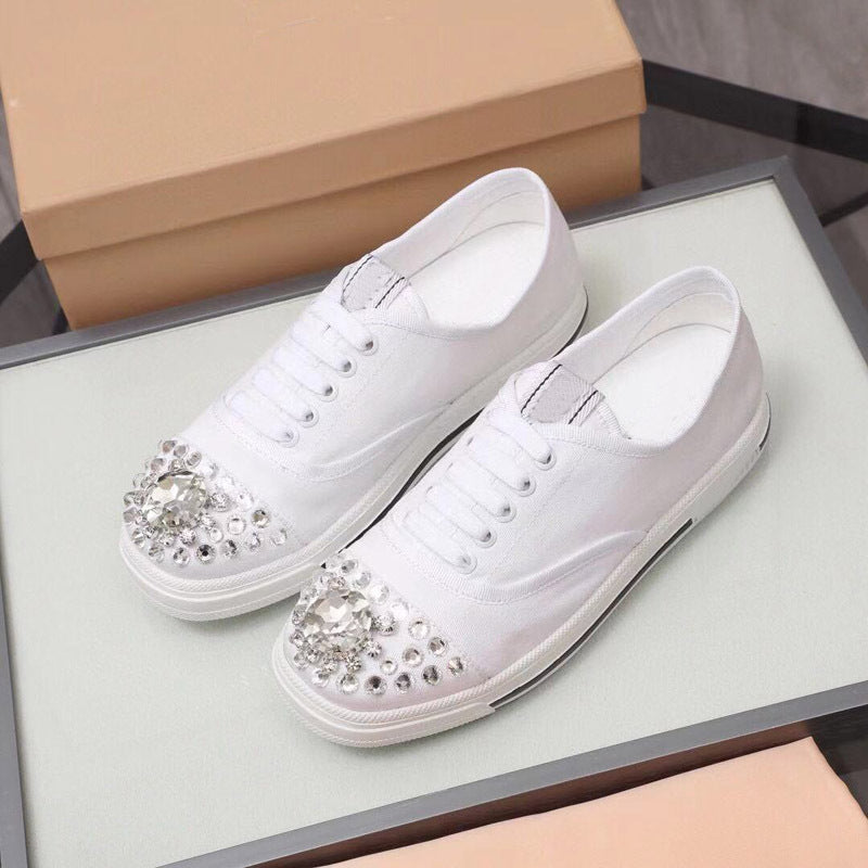 Zapatillas de deporte blancas de caña baja con diamantes de imitación y estilo casual