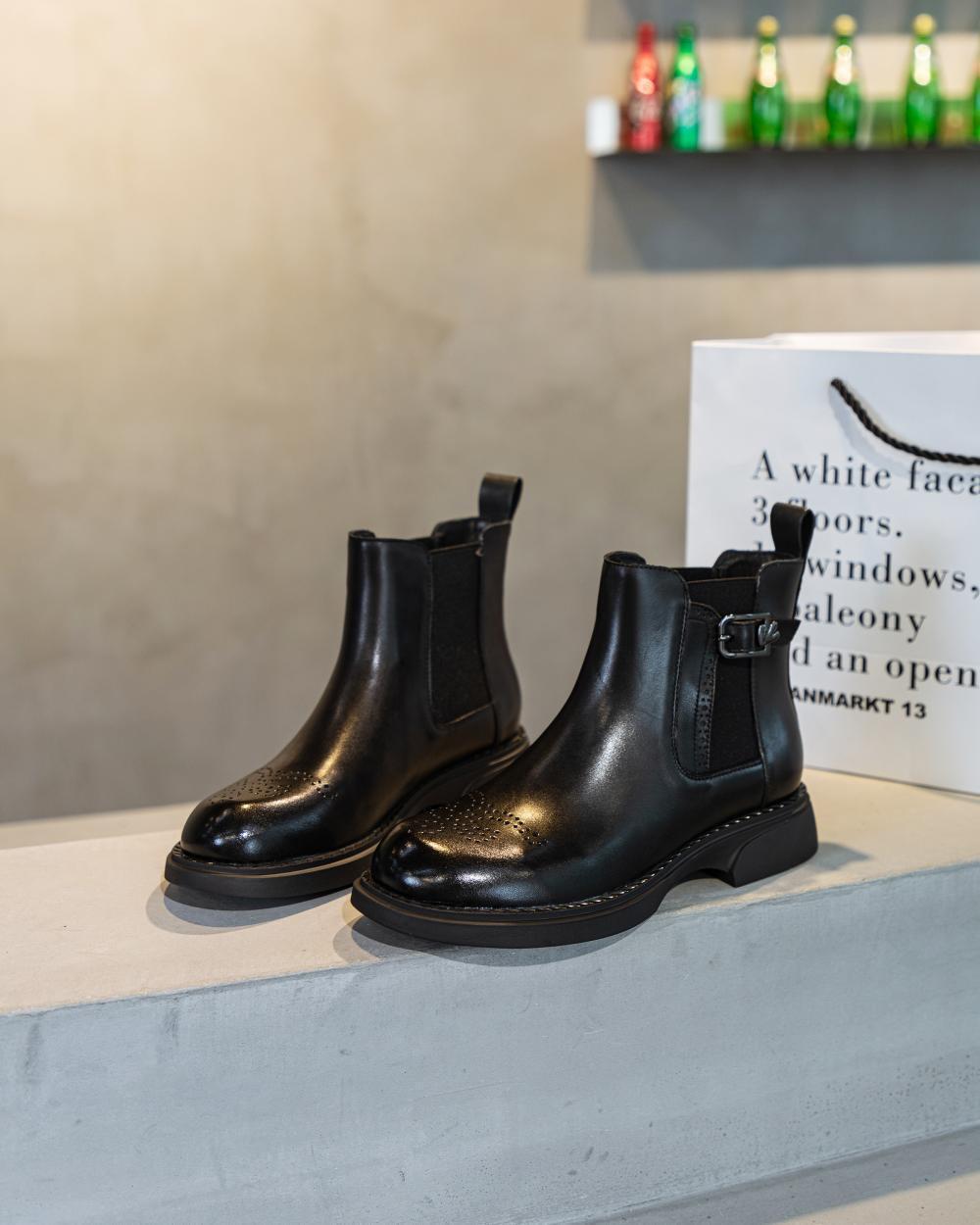 Botas estilo britânico com fundo plano esculpido e forro de lã