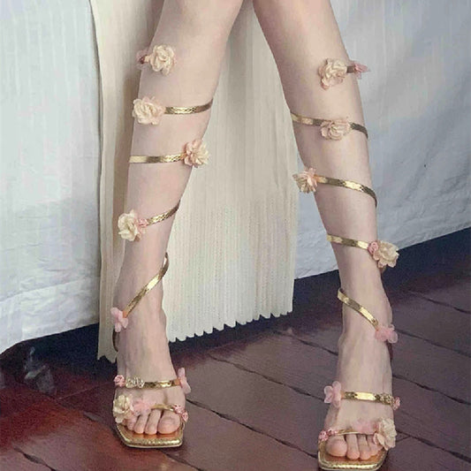 Sandalias romanas de tacón fino con diseño floral