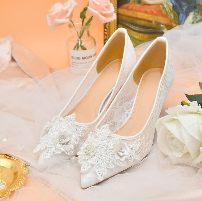 Sapatos de casamento de noiva com flores de renda branca