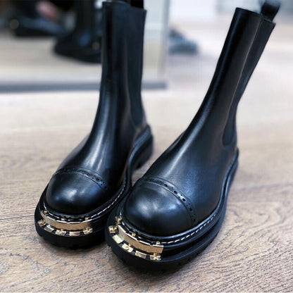 Botas com decoração em metal