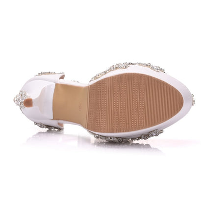 Sapatos de casamento de strass branco de tamanho grande, sapatos individuais para mulheres, sandálias de salto alto com borlas e plataforma à prova d'água, cinto de palavra