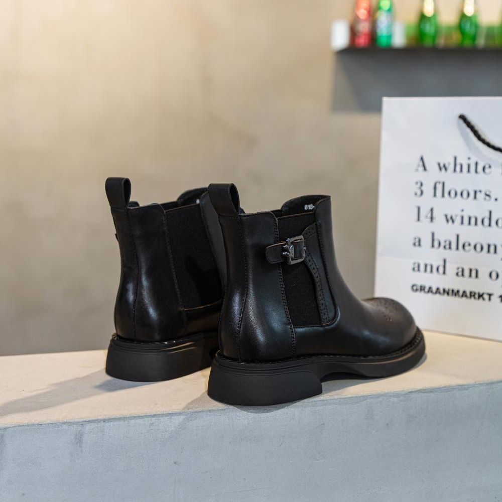 Botas estilo britânico com fundo plano esculpido e forro de lã