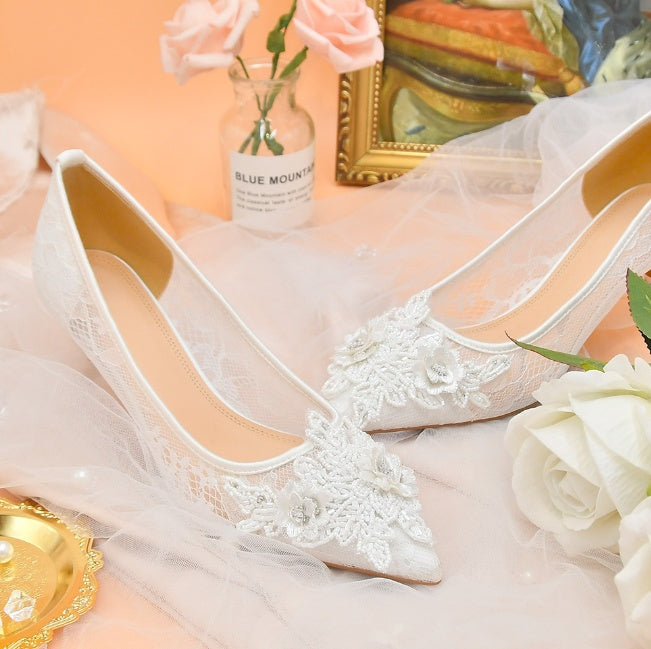 Sapatos de casamento de noiva com flores de renda branca