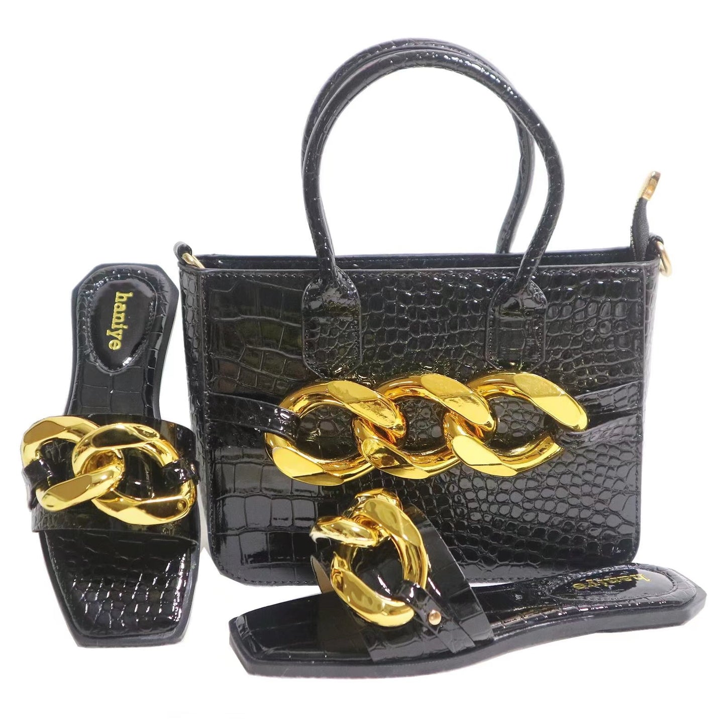 Zapatillas de piel de serpiente con cadena y elegante bolso de mano