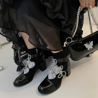 Botas curtas de salto grosso com laço de strass e flor