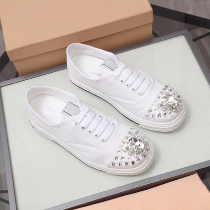 Zapatillas de deporte blancas de caña baja con diamantes de imitación y estilo casual