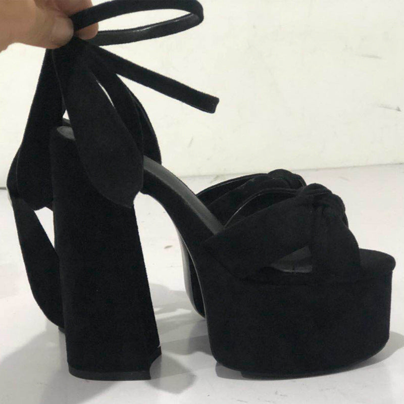 Tacones altos de plataforma con punta abierta y lazo y cordones de verano