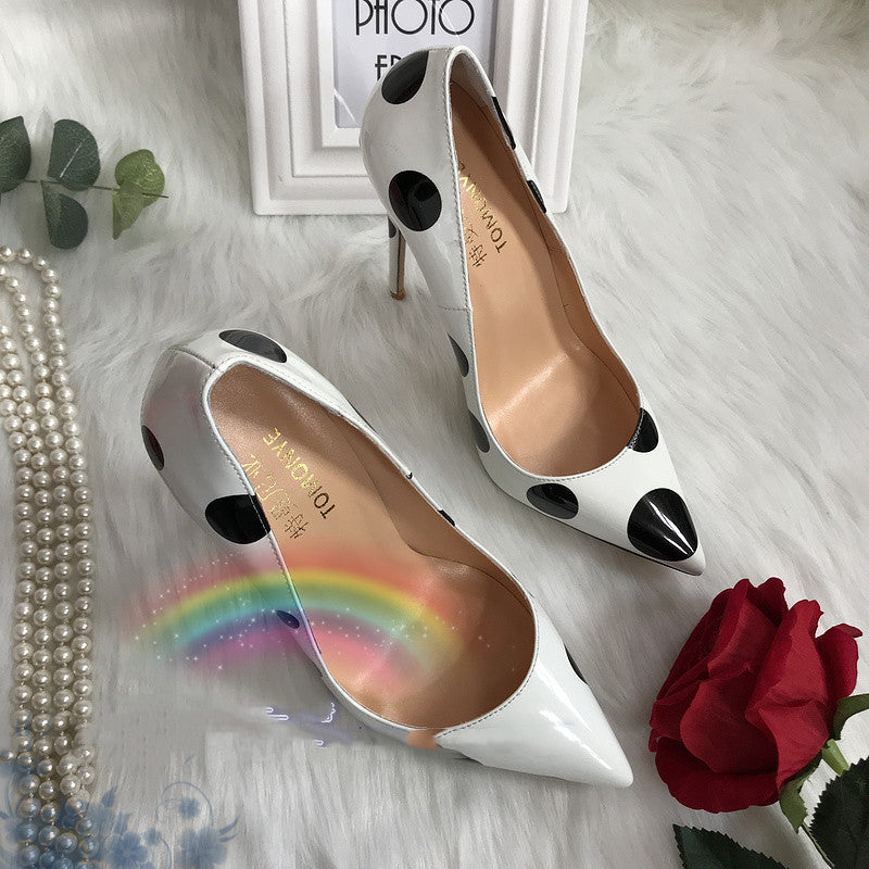 Tacones altos de piel de charol blanca con lunares negros