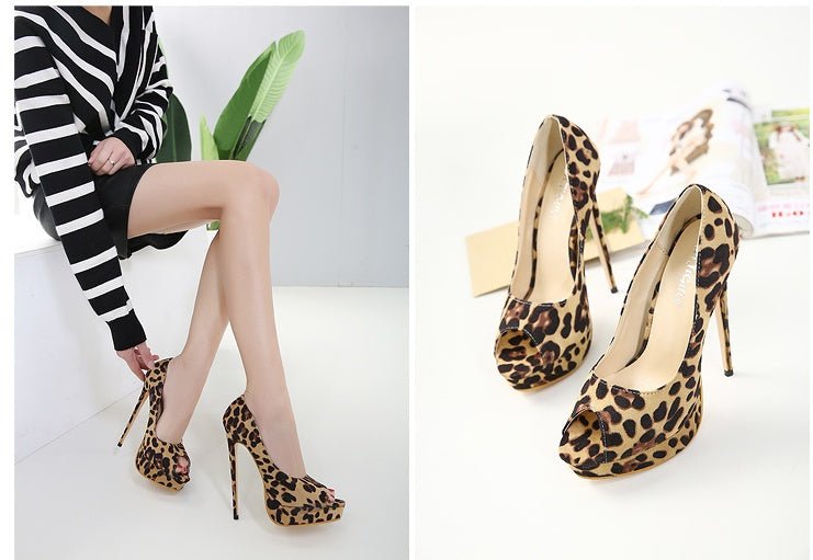 Tacones altos con pico de pez y estampado de leopardo