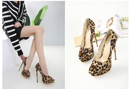 Tacones altos con pico de pez y estampado de leopardo