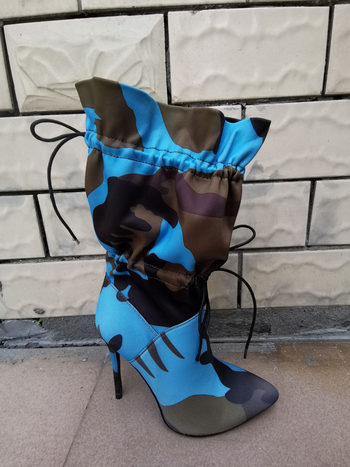 Botas de tubo medio con tacones altos y puntas puntiagudas