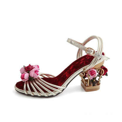 Zapatos vintage de tacón alto con flores y diseño de jaula de pájaros