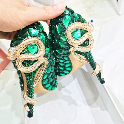 Zapatos de tacón de aguja con forma de serpiente de color verde con tachuelas de diamantes incrustados a mano para mujer