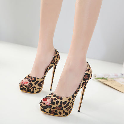 Tacones altos con pico de pez y estampado de leopardo