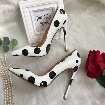 Tacones altos de piel de charol blanca con lunares negros