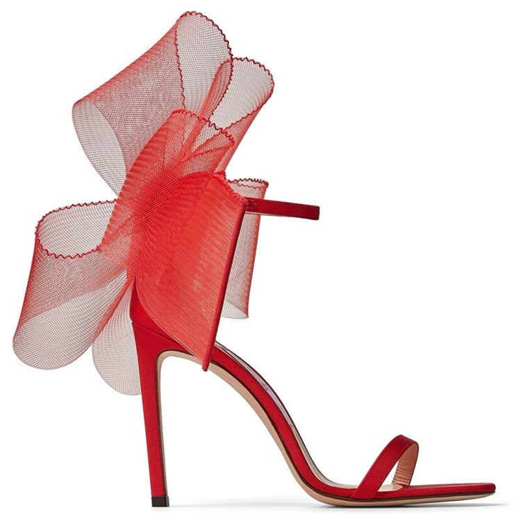 Zapatos de boda con tacón alto y flores asimétricas en rojo