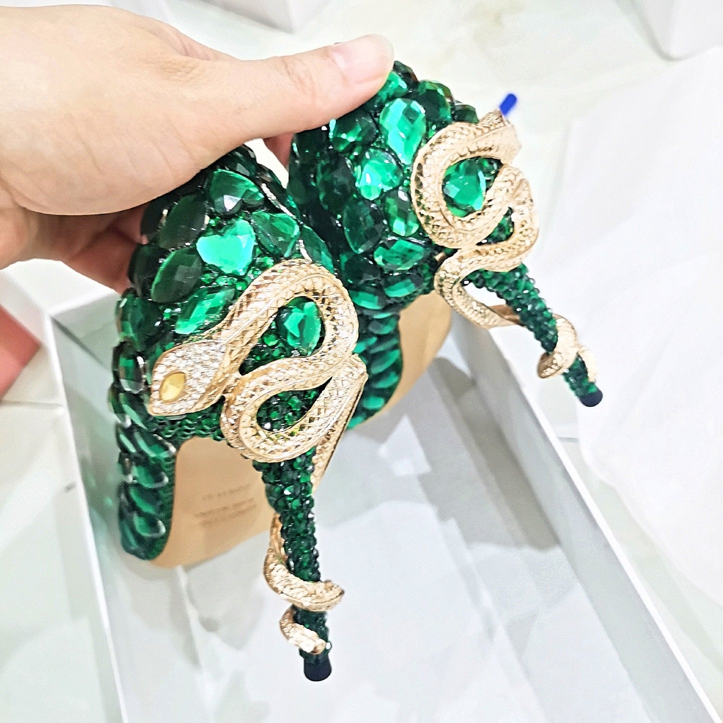 Zapatos de tacón de aguja con forma de serpiente de color verde con tachuelas de diamantes incrustados a mano para mujer