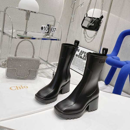 Botas de chuva curtas com letras e salto alto antiderrapante