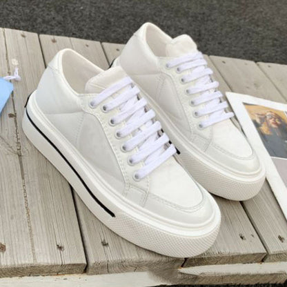 Zapatos blancos con plataforma estilo casual