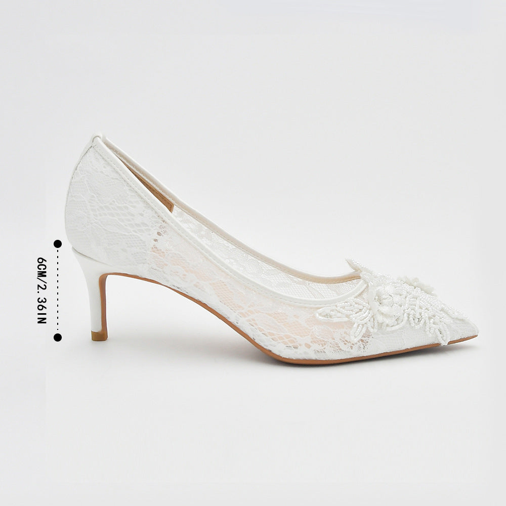 Sapatos de casamento de noiva com flores de renda branca