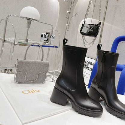 Botas de chuva curtas com letras e salto alto antiderrapante