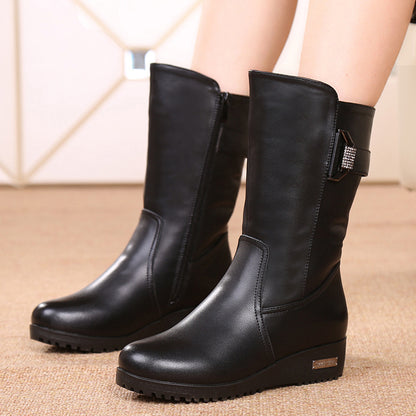 Botas de couro femininas de sola plana com pelo