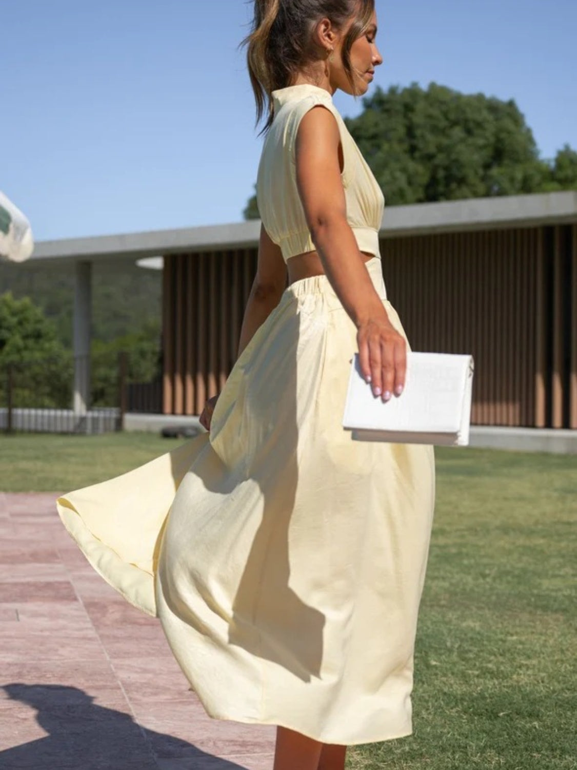 Vestido sem mangas com decote falso e franzido