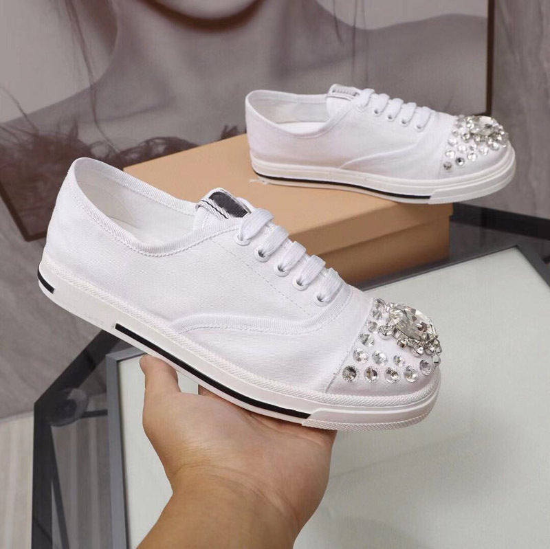 Zapatillas de deporte blancas de caña baja con diamantes de imitación y estilo casual