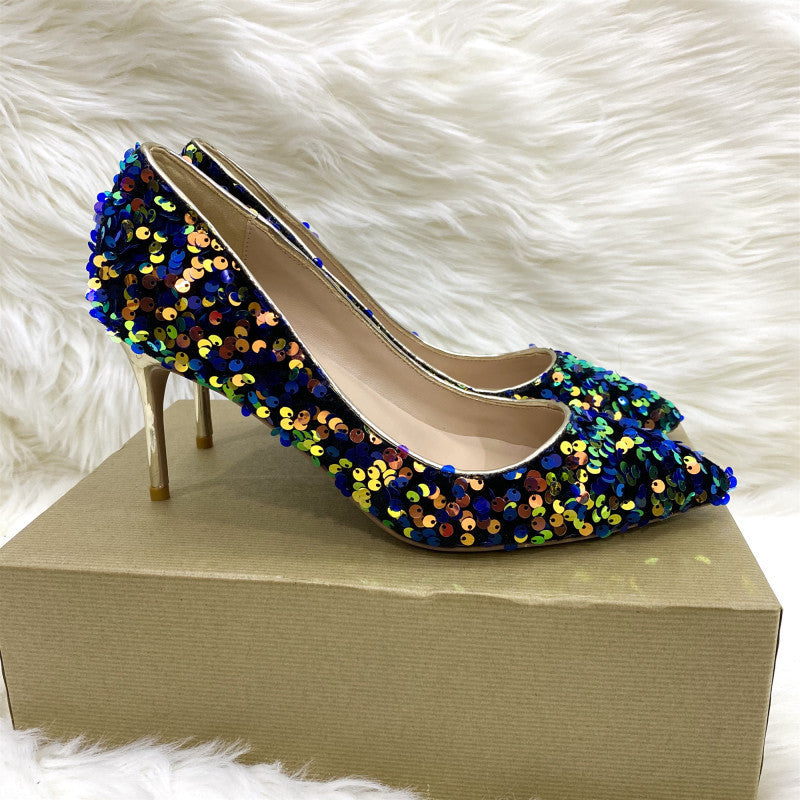 Tacones altos con punta de aguja y cuentas de colores de celebridades