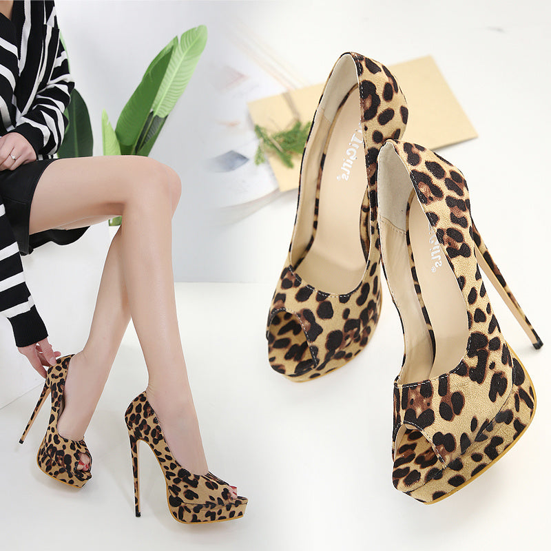 Tacones altos con pico de pez y estampado de leopardo