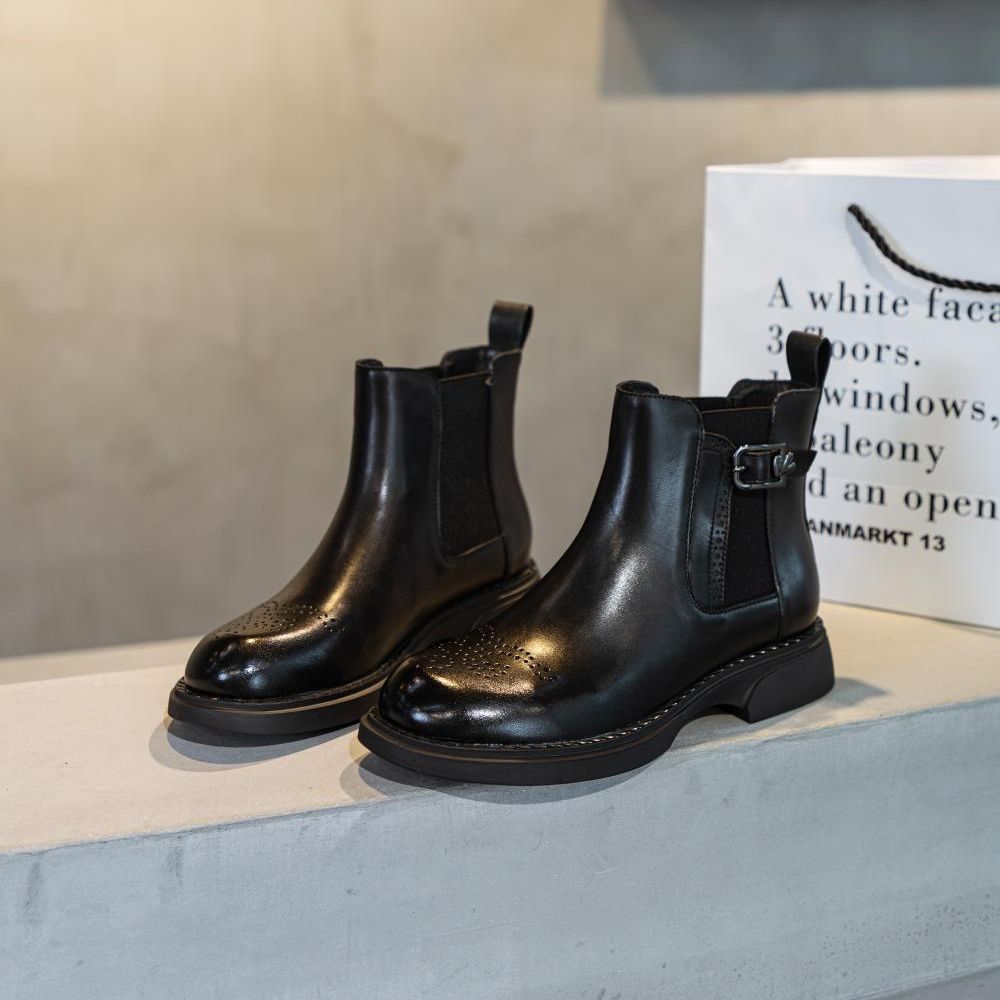 Botas estilo britânico com fundo plano esculpido e forro de lã