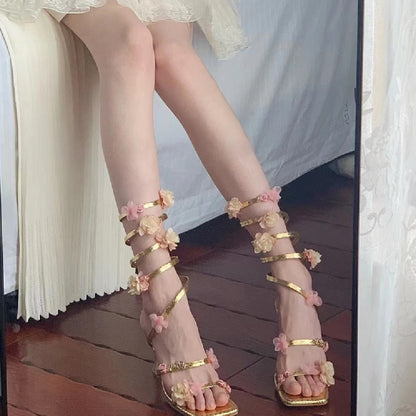 Sandalias romanas de tacón fino con diseño floral