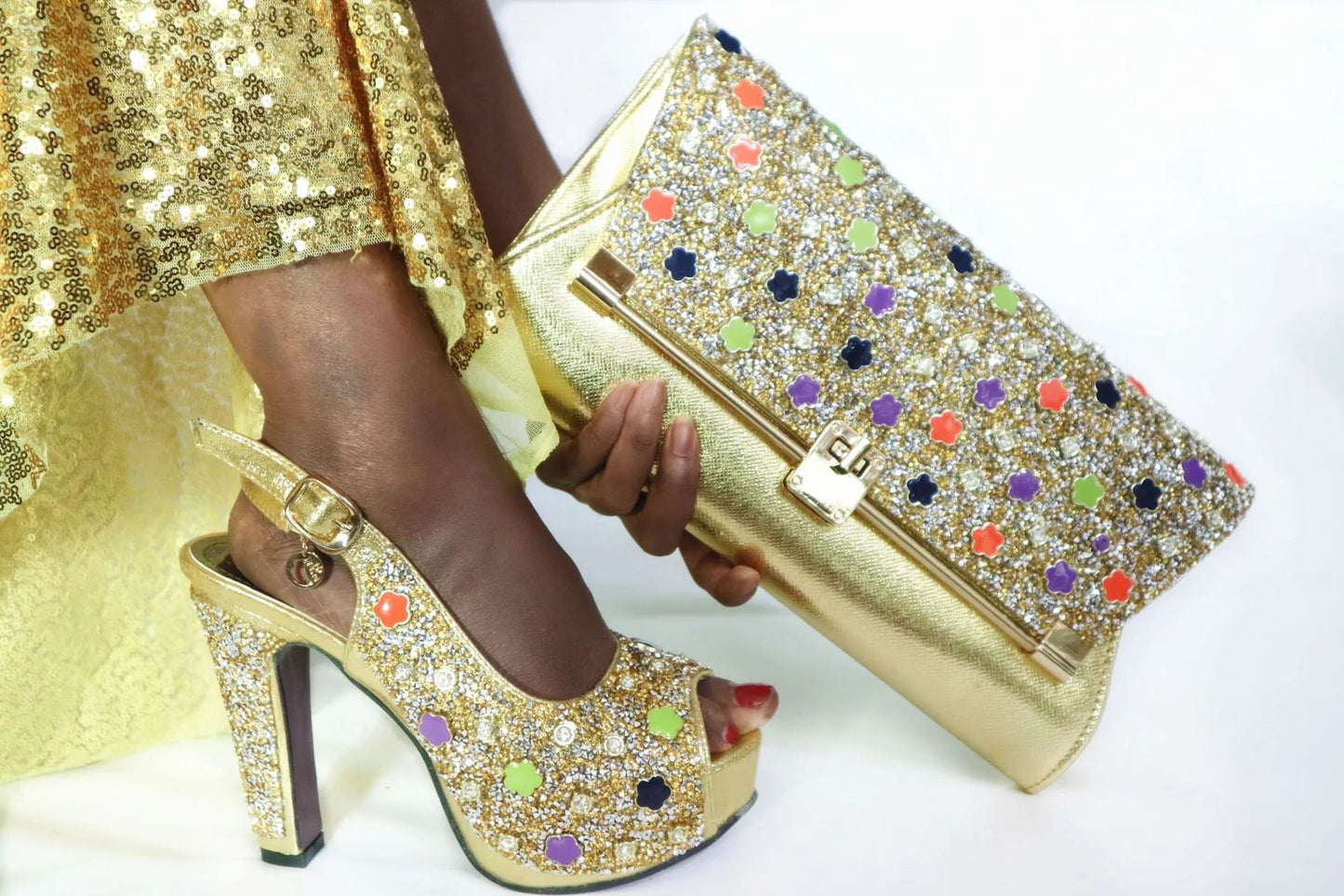 Salto alto peep toes dourado com bolsa clutch para festa