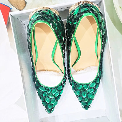 Zapatos de tacón de aguja con forma de serpiente de color verde con tachuelas de diamantes incrustados a mano para mujer