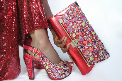 Salto alto peep toes dourado com bolsa clutch para festa